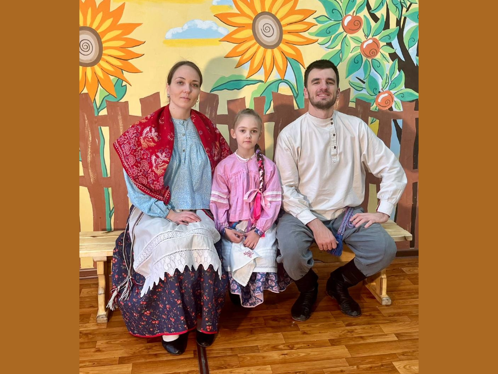 Семейный ансамбль Нестеровых: Артём, Анастасия и Аксинья 