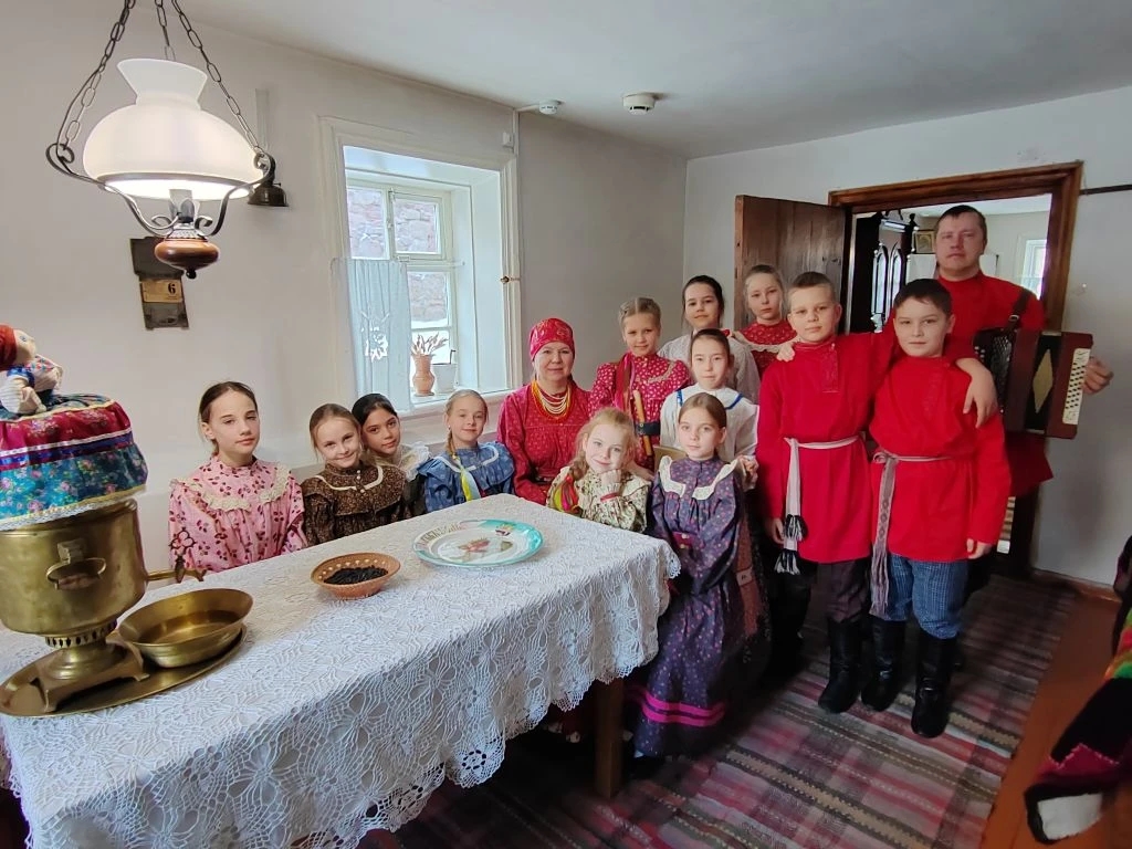 Exemplary artistic collective children's folk ensemble «Tyoplye Klyuchi»